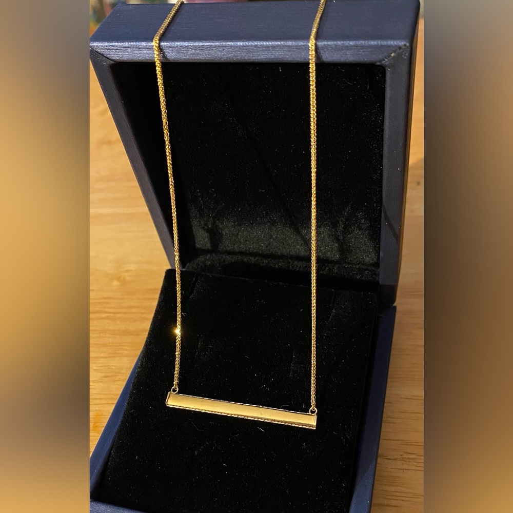 ☘️14k solid gold, Diamond cut, 2.3 grams,
18 inch bar necklace. Made in Italy - Picture 9 of 11